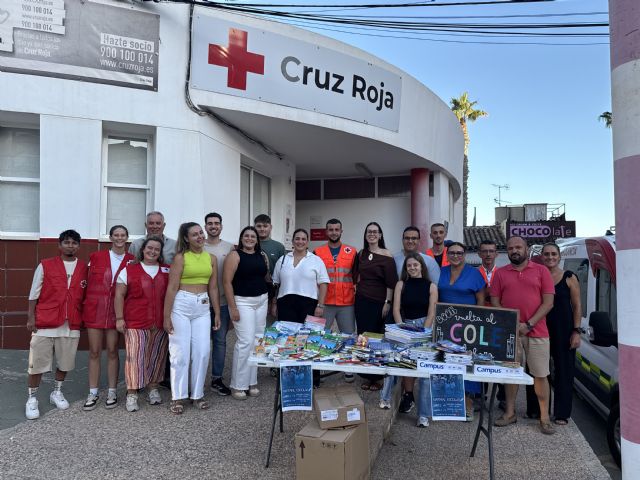 NNGG entrega a Cruz Roja todo el material escolar recogido en su campaña, batiendo récord en generosidad de los aguileños