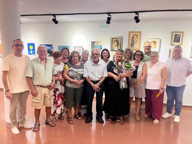 La exposición colectiva 'Amigos' lleva a la Casa de Cultura el trabajo del taller de pintura del Centro Municipal de la Tercera Edad