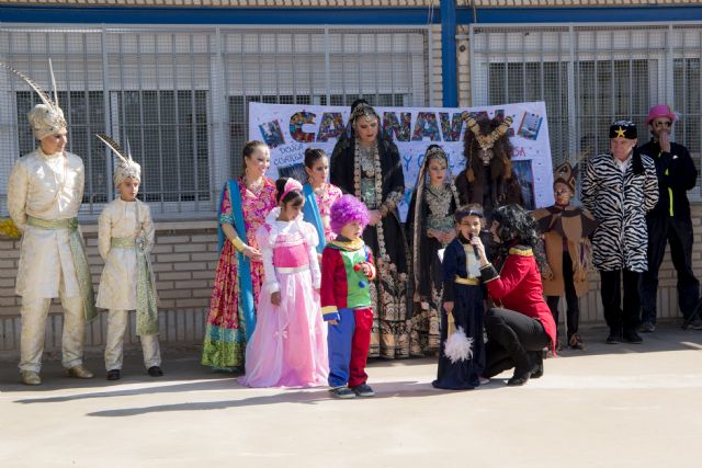 Los alumnos del Ramón y Cajal celebran su particular batalla de cascarones