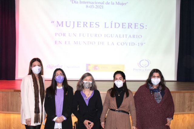 La lluvia no impide que Águilas reivindique la Igualdad entre géneros en el 8M