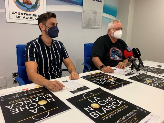 El comercio aguileño celebra su Noche Blanca, que este año se multiplica por cuatro