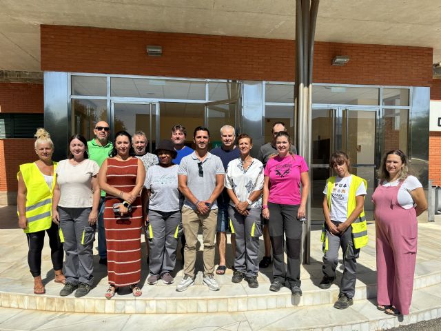 El alcalde visita a los participantes del Programa Experiencial 'Águilas Más Limpia', que combina formación y empleo para personas desempleadas