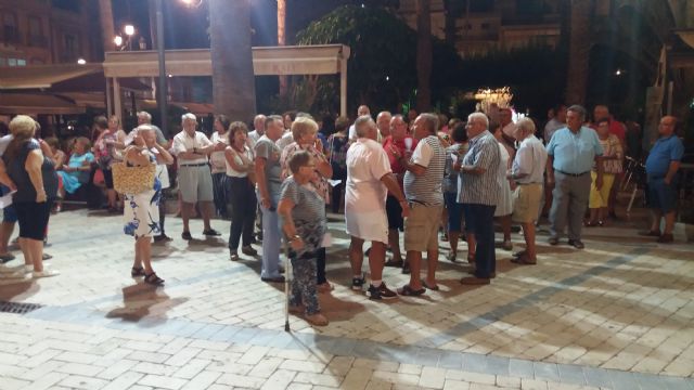 Alrededor de doscientos vecinos de Águilas se movilizan en defensa de la Plaza Antonio Cortijos
