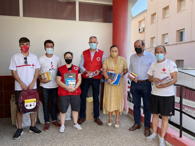 NNGG Águilas entrega a Cruz Roja todo el material escolar recogido en la Plaza de España