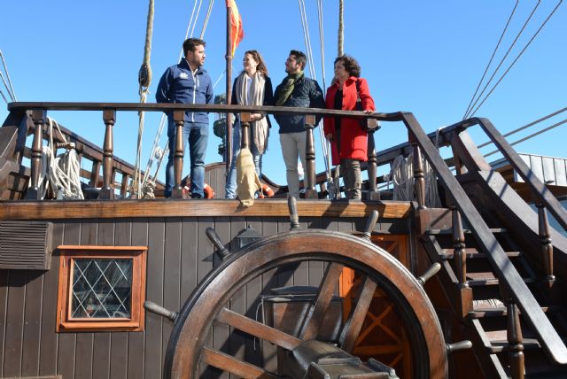 El imponente galeón Andalucía se encuentra ya en el puerto pesquero de Águilas