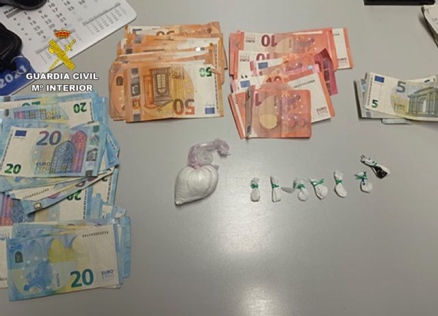 La Guardia Civil detiene in fraganti a dos individuos con más de 200 dosis de cocaína