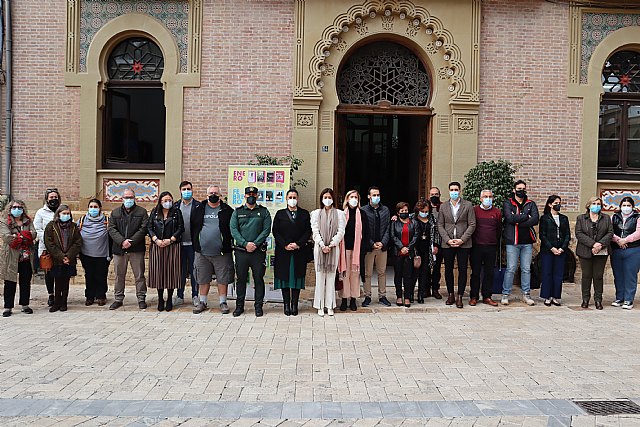 Águilas guarda un minuto de silencio en señal de condena por el asesinato de una menor en Totana a manos de su expareja