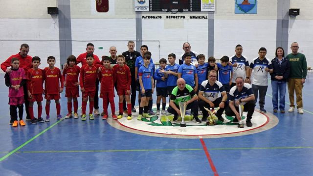 La Asociación Salud Mental de Águilas, bicampeona regional desde su incorporación a la Federación de Fútbol de la Región de Murcia, protagonizó un saque de honor por la salud mental