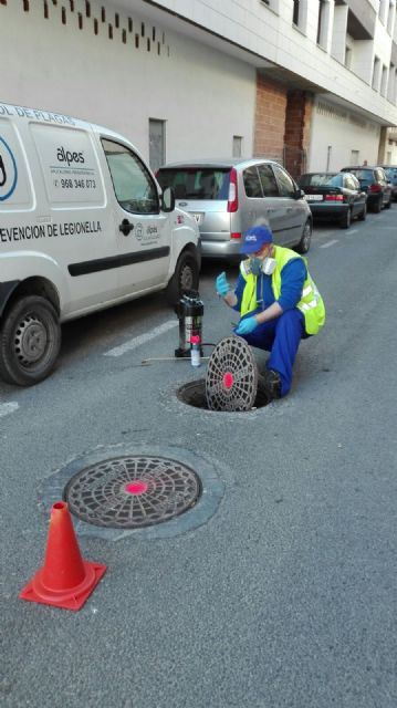 La Concejalía de Sanidad pone en marcha un tratamiento preventivo contra cucarachas en la red de alcantarillado municipal