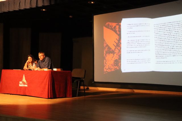 Miguel Parra presenta en Águilas 'La paradoja del abuelo/Notas sobre el parricidio'