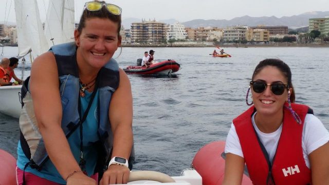 Asociados de AFEMAC navegan por la empatía con los enfermos mentales en el Club Náutico de Águilas