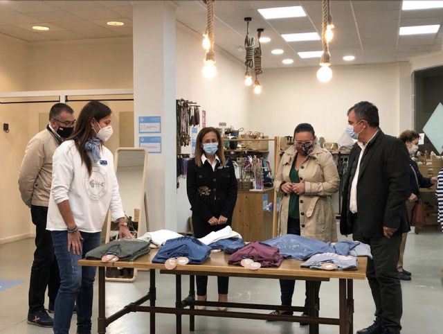 Reverte: '121 comerciantes y empresas de Águilas se han beneficiado de las ayudas del Gobierno regional, por un valor de 640.094 euros'