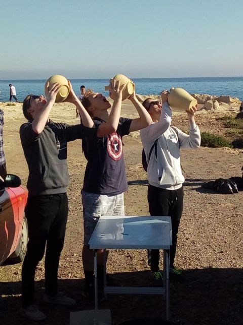 Desde la concejalía de medio ambiente se ha llevado a cabo una jornada de concienciación y cuidado del medio ambiente en la costa de Cabo Cope