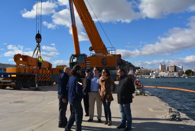 Ya se han instalado las grúas de gran tonelaje necesarias para el reflote del Penélope