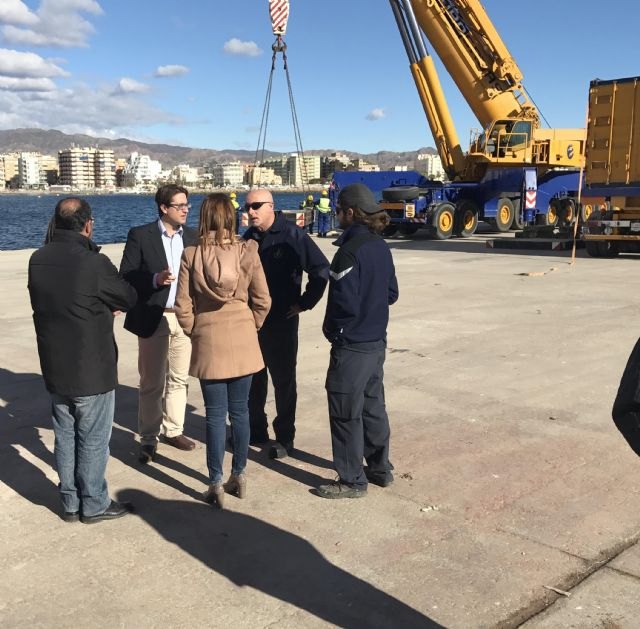 Comienzan los trabajos para instalar dos grúas de gran tonelaje en el puerto de Águilas que refloten el velero Penélope