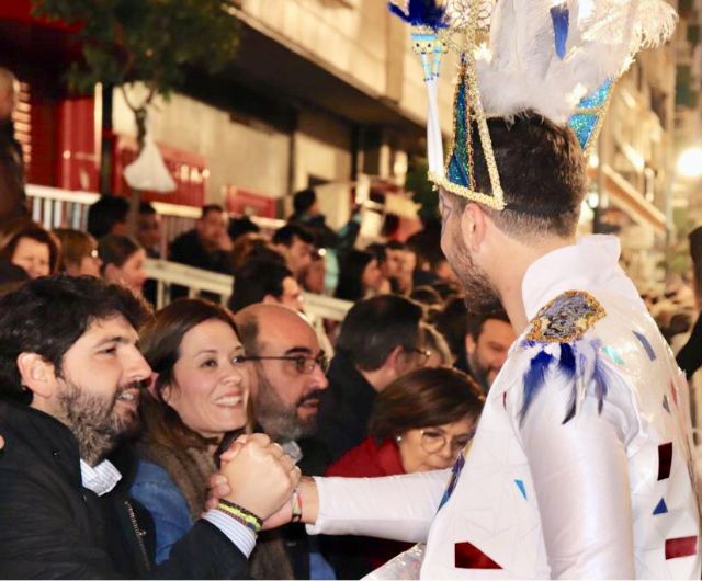 El presidente de la Comunidad asiste al primer gran desfile de comparsas y carrozas del Carnaval de Águilas