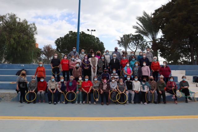 La alcaldesa y la edil de Tercera Edad visitan a los participantes en el taller de danzaterapia