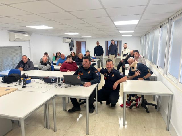 Usuarios de Afemac visitan la base de Protección Civil