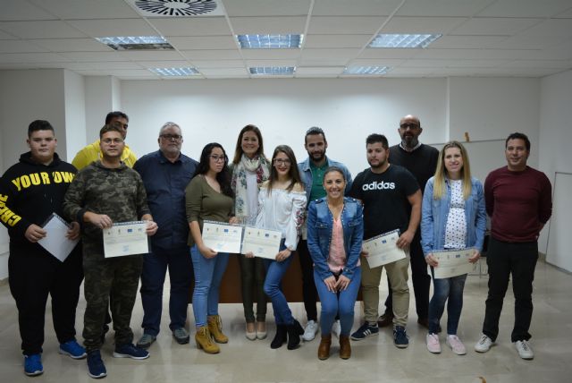 Diez jóvenes reciben el certificado de profesionalidad en instalación y mantenimiento de zonas verdes tras completar con éxito el PMEF Cinturón verde en el entorno de la circunvalación