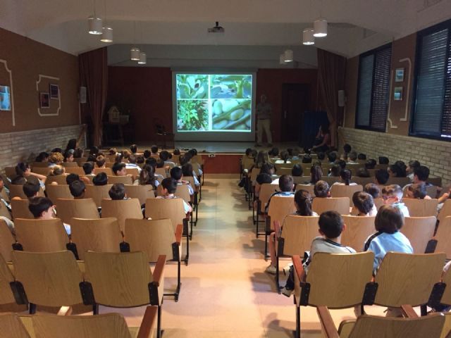 La concejalía de Medio Ambiente sigue dotando de 'hoteles para insectos' a los huertos escolares de la localidad