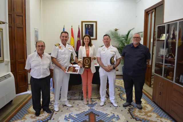 El Comandante del Centro de Buceo de la Armada y el Comandante del Buque de Salvamento y Rescate Neptuno visitan a la alcaldesa para preparar la escala en el puerto de Águilas del buque de salvamento Neptuno, perteneciente a la Armada Española