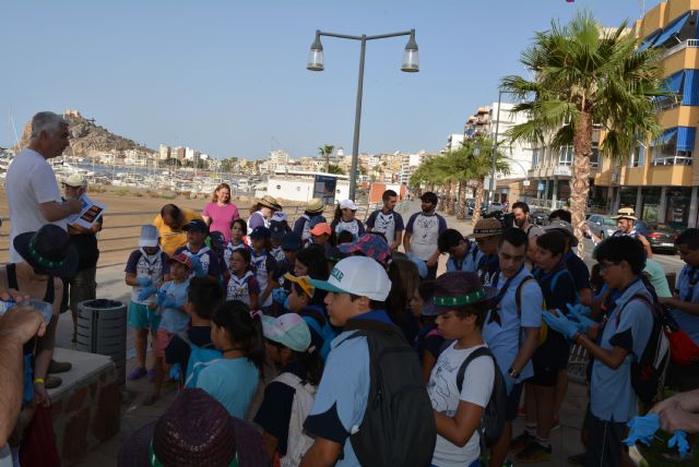 Los scouts desarrollan una jornada de concienciación medioambiental en la playa