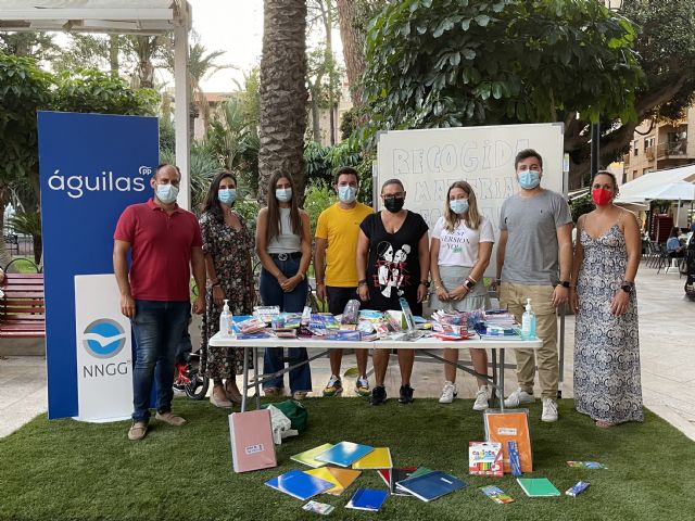 Nuevas Generaciones Águilas recoge gran cantidad de material escolar para colaborar con la labor de Cruz Roja