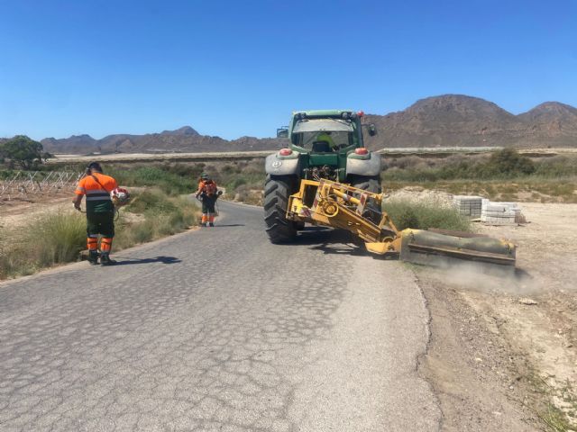 El Ayuntamiento de Águilas inicia los trabajos de desbroce de caminos rurales asfaltados