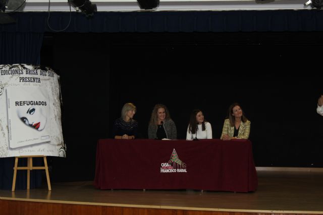 Mónica Esteban presenta en Águilas su novela Refugiados