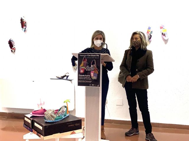 Paz Die Dean inaugura la exposición 'Con buen pie: Pisando fuerte', incluida en la programación del 25N