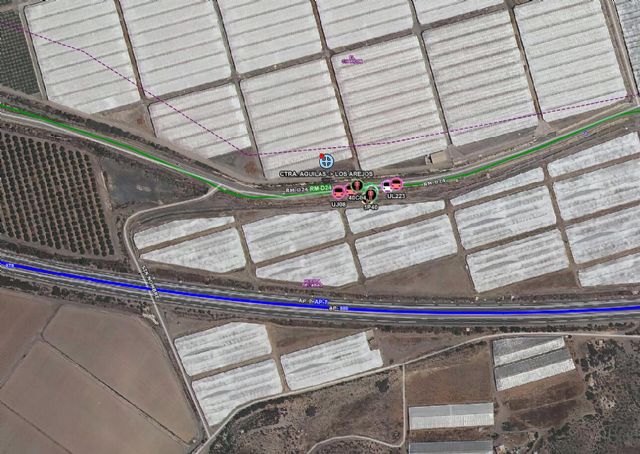 Servicios de emergencia atienden y trasladan al hospital al conductor de un camión semirremolque accidentado en en Águilas