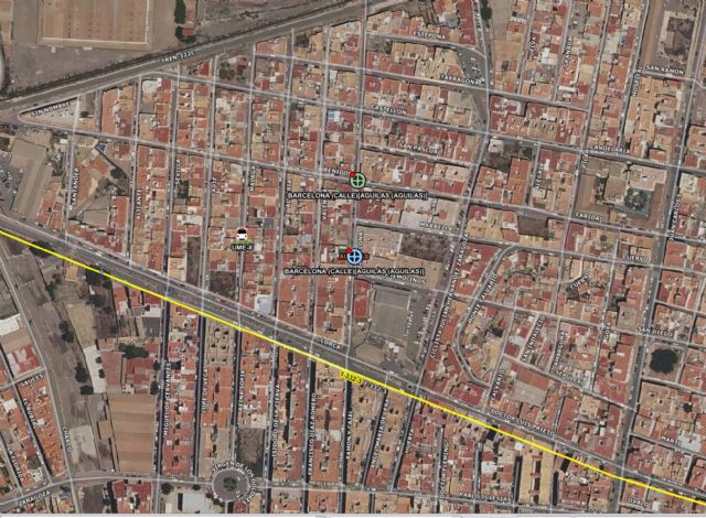 Servicios de emergencia atienden y trasladan a un herido en accidente de tráfico en Águilas