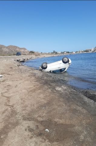 Herida una mujer cuyo vehículo ha caído al agua en la playa de la cola