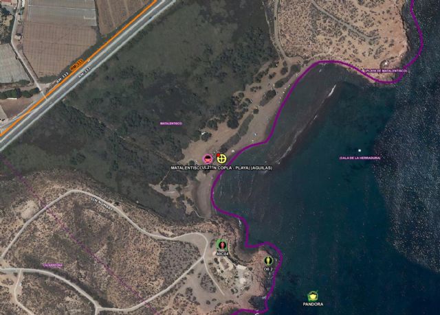 Rescatan a unbañista con dificultad para salir del agua en la playa de Matalentisco