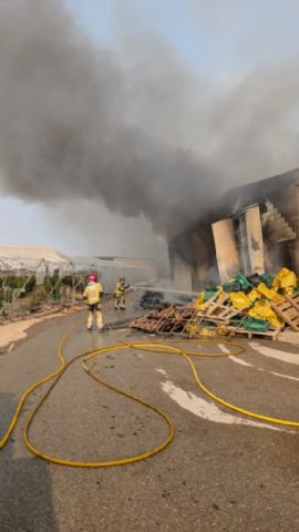 Extinguido un incendio en una nave industrial en Águilas