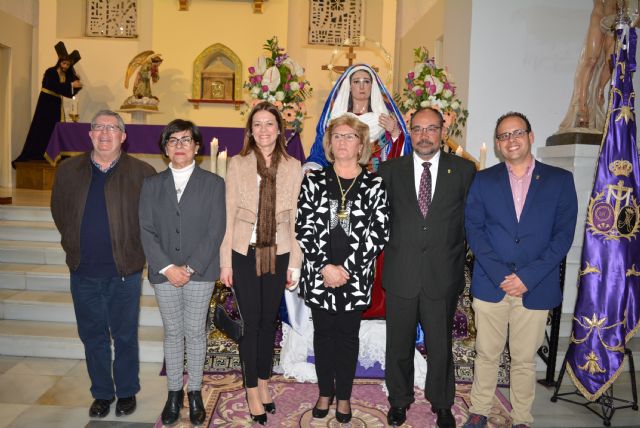 Los 'moraos' celebran su tradicional besamanos a la Virgen de la Soledad