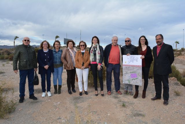 Moreno asegura durante su visita a los terrenos del CIAR que las mejoras sanitarias en Águilas son mérito de 'las reivindicaciones que durante décadas llevan haciendo los aguileños y aguileñas'
