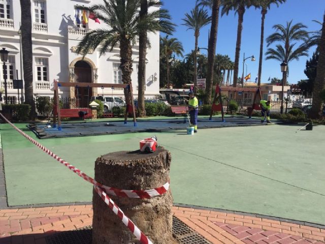 La socialista Isabel Fernández lamenta que los aguileños tengan que pagar de su bolsillo la mala gestión del PP en el parque Robles Vives