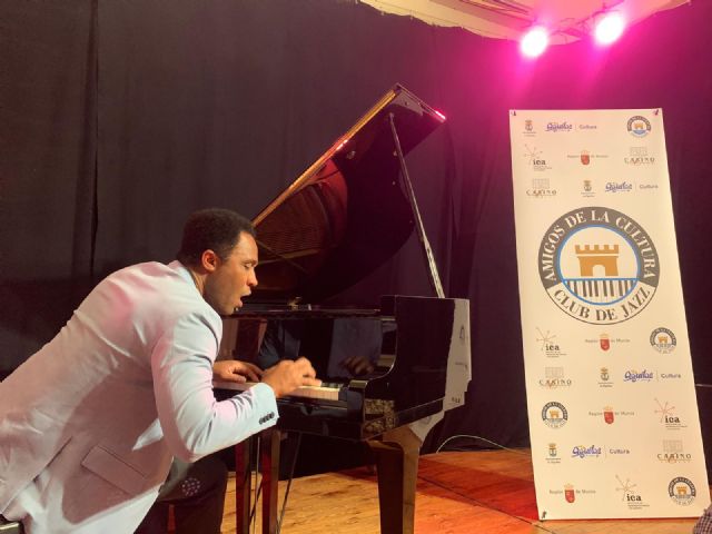 Dayramir González llena el Casino de Águilas de jazz y alma cubana