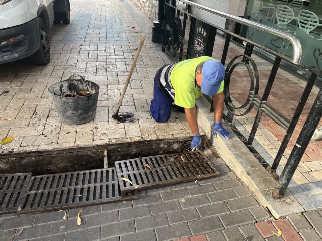 Continúan los trabajos de limpieza de imbornales y ramblas en previsión de lluvias