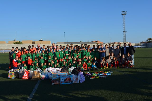 El Equipo Cadete Playa de Águilas muestra su cara más solidaria con Cáritas