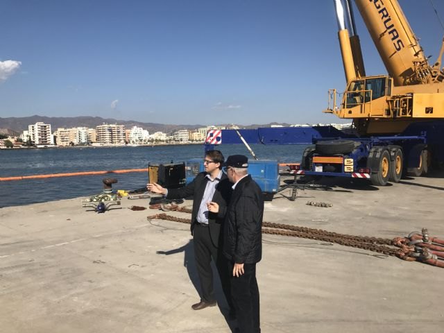 Un equipo de buceadores realiza trabajos para extraer el velero Penélope, hundido en el puerto de Águilas