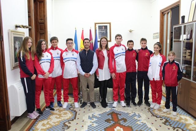 Recepción oficial de la alcaldesa de Águilas y el edil de Deportes a dos equipos de natación locales que en breve compiten a nivel nacional
