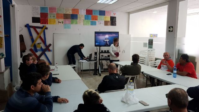 Los usuarios de Afemac asisten al curso de Fomento del uso de la administración electrónica y ventajas del uso de las TIC