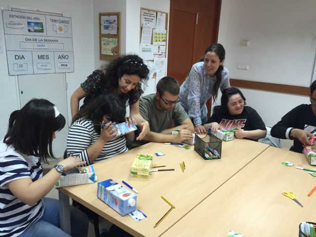 Los usuarios de Águilas Down construyen comederos para gorriones en el taller Consumo y Reciclaje