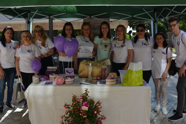 La asociación Fibromialgia Águilas conmemora el día mundial de esta enfermedad con la instalación de un stand informativo