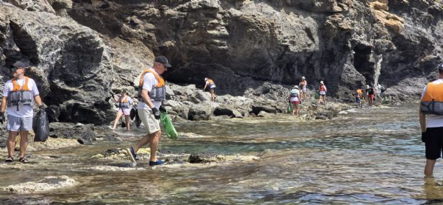 El Club Náutico de Águilas se suma a la iniciativa '1m2 contra la basuraleza'