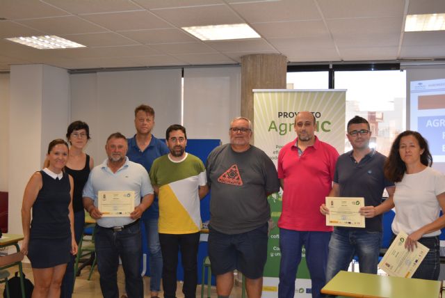 El edil de Desarrollo Local hace entrega de los diplomas del Proyecto Agro Tic