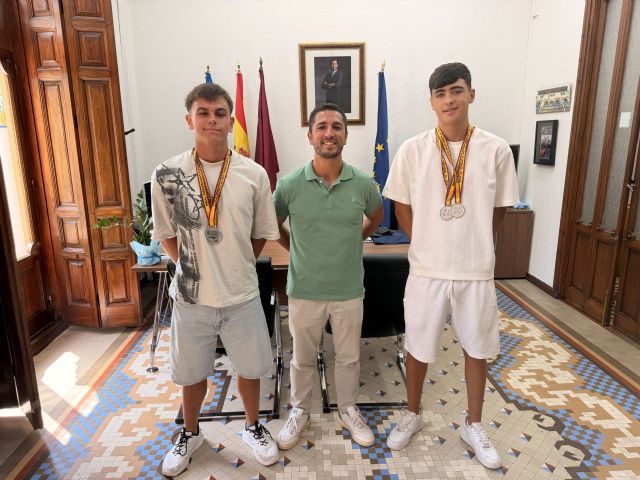 El alcalde de Águilas Cristóbal Casado recibe a los subcampeones de Espa&ntilde;a de fútbol playa Álvaro Fajardo y German García