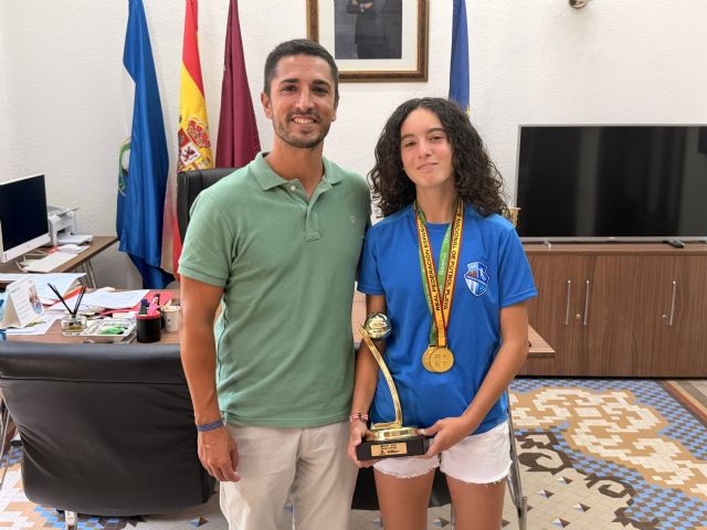 El alcalde de Águilas recibe a la joven deportista Julia García Cazorla tras una temporada llena de éxitos